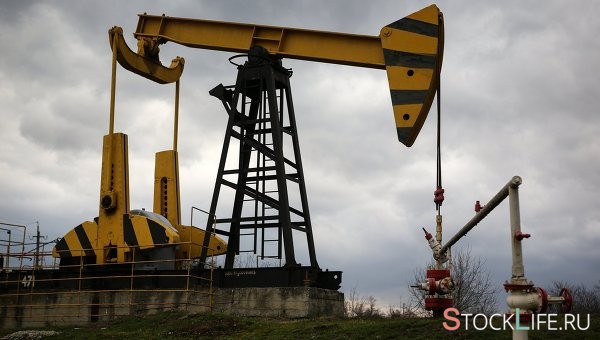 Нефть продолжает падать на ожидании сокращения добычи в США
